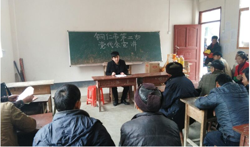 公司领导春节前到帮扶村宣讲市第二次党代会精神