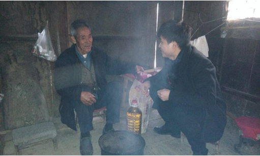 公司领导春节前到帮扶村宣讲市第二次党代会精神