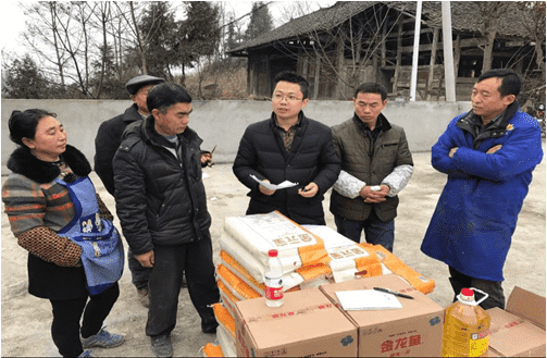 公司领导春节前到帮扶村宣讲市第二次党代会精神