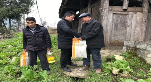 公司领导春节前到帮扶村宣讲市第二次党代会精神