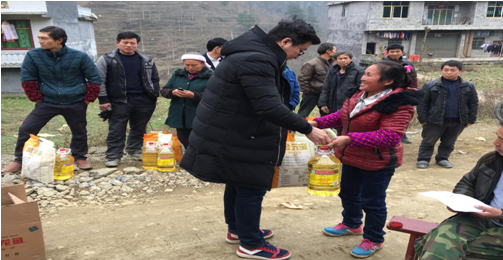 公司领导春节前到帮扶村宣讲市第二次党代会精神