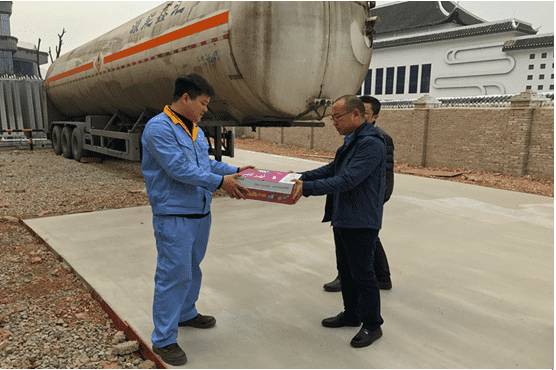 公司领导春节期间走访慰问一线职工