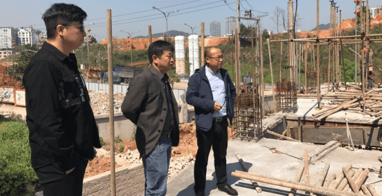 张凯总经理视察市公交公司加气站工程建设进展情况