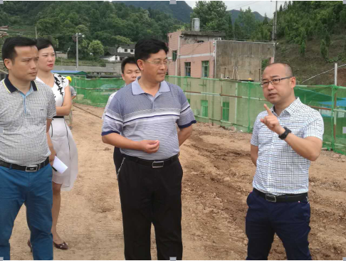 玉屏侗族自治县人民政府县长杨德振一行视察玉屏城市管道燃气工程建设情况