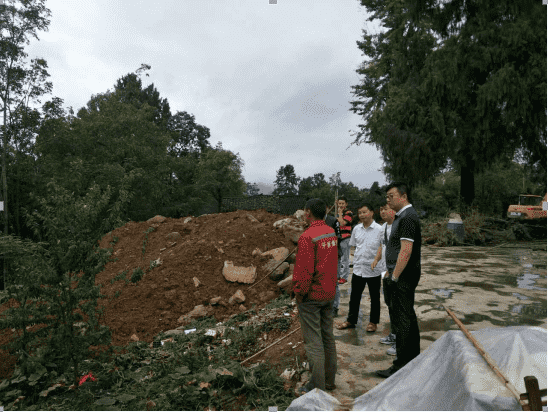 市城投集团副总经理李飞带队到沿河县黄土镇联系村开展帮扶工作