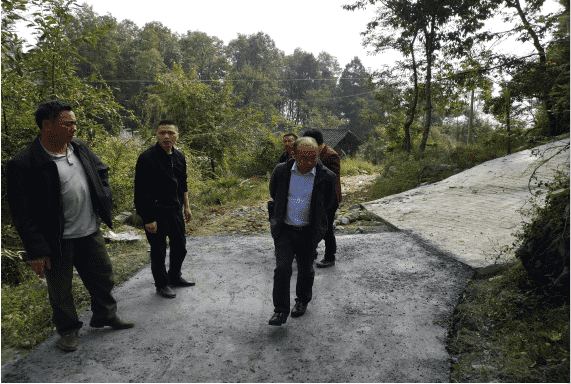 市城投集团董事长张凯、副总经理王健深入帮扶村开展党的十九大精神宣讲