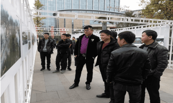 公司组织员工参观 “牢记嘱托 感恩奋进”主题图片展