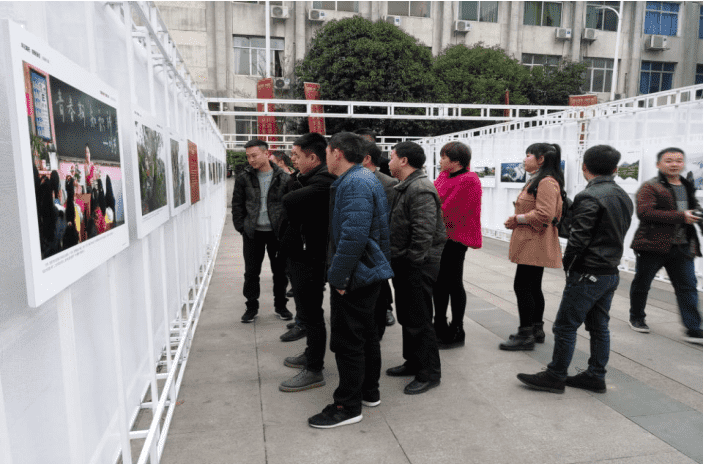 公司组织员工参观 “牢记嘱托 感恩奋进”主题图片展