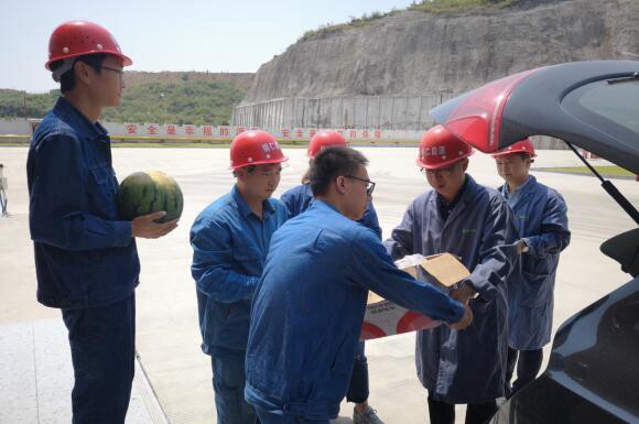 市能投公司工会开展高温慰问为一线职工送清凉