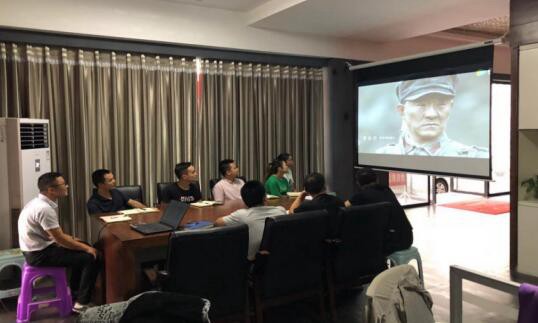 德江能源燃气公司党支部组织党员干部热议革命题材电视剧《伟大的转折》