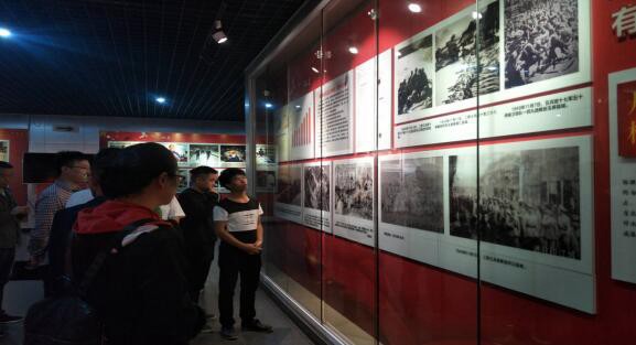 铜仁能源燃气联合党支部前往贵州傩文化博物馆参观庆祝建国70周年铜仁成就展