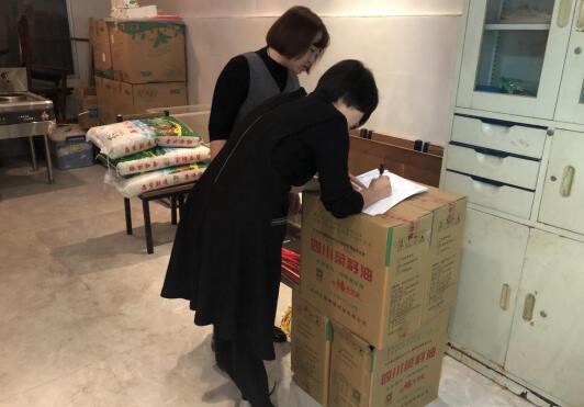 市能投公司行政部对公司食堂物资及卫生工作进行督查