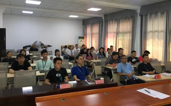 市能投公司组织观看杨荣同志先进事迹报告会