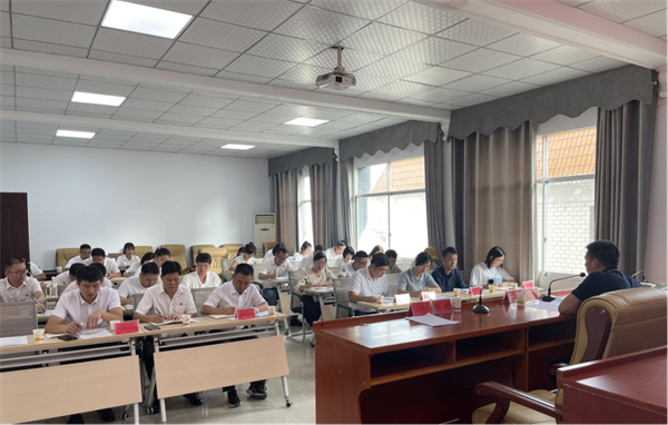 铜仁城交集团党委委员、工会主席杨杰赴能投公司宣讲省委十三届三次全会和市委三届六次全会暨半年经济工作会议精神