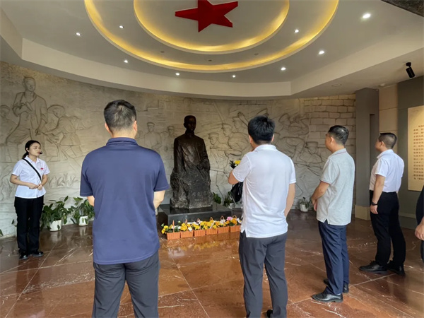 铜仁城交集团能投公司党支部、工会联合开展“缅怀先烈守初心 革命精神励前行”主题活动