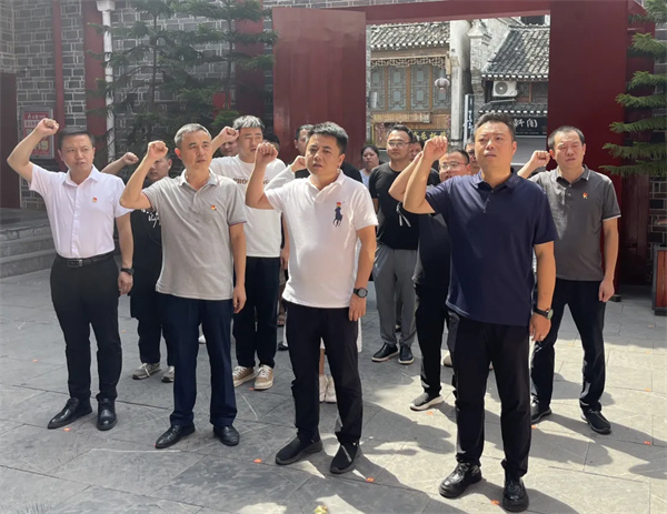 铜仁城交集团能投公司党支部、工会联合开展“缅怀先烈守初心 革命精神励前行”主题活动